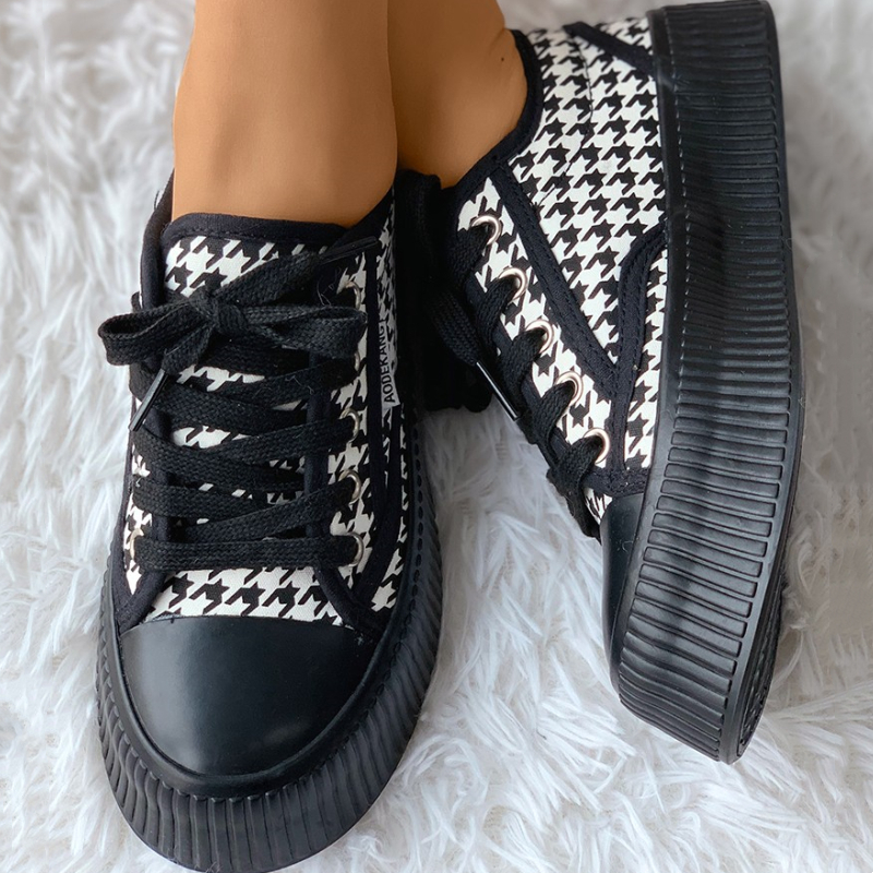 Houndstooth Print Eyelet Lace-up Sneaker