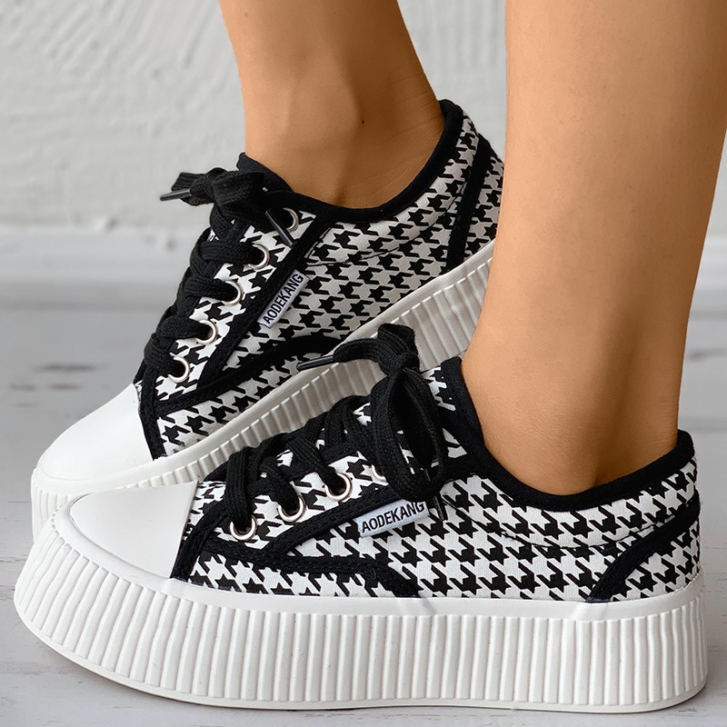 Houndstooth Print Eyelet Lace-up Sneaker